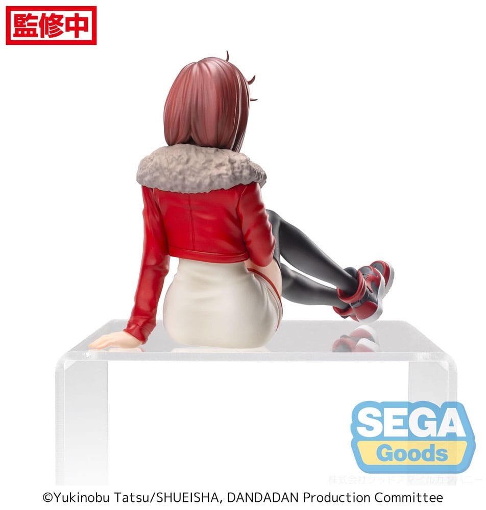 Figurine Dandadan de Momo volume 2. Assise avec sa veste rouge, vue de dos