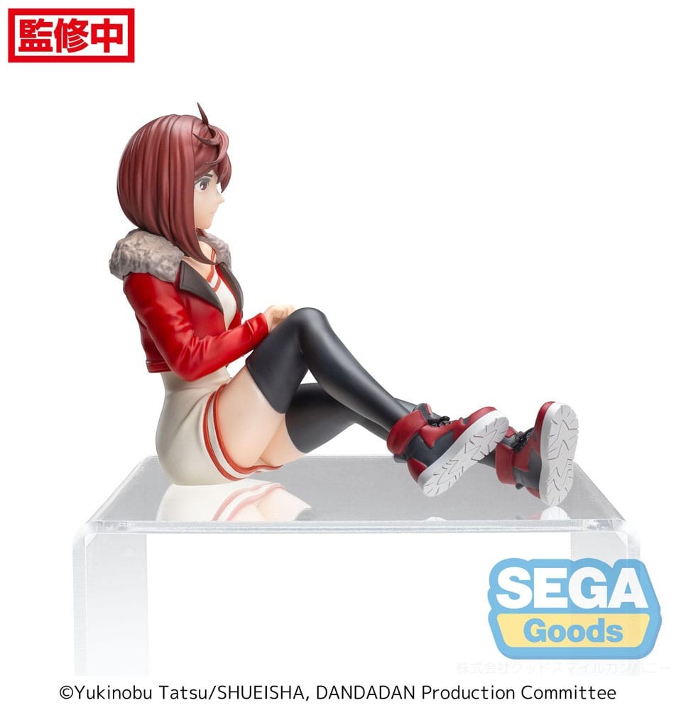 Figurine Dandadan de Momo volume 2. Assise avec sa veste rouge. Vue de coté