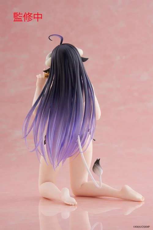Figurine officielle Overlord représentant Albedo en version Teacher Style Ver., 13 cm, fabriquée par Taito, avec une pose élégante et des finitions détaillées de dos