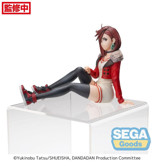 Figurine Dandadan de Momo volume 2. Assise avec sa veste rouge.