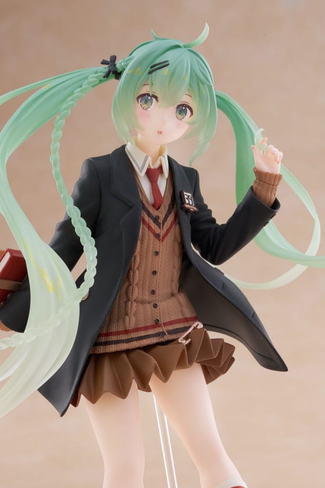 Figurine Hatsune Miku Fashion Preppy Ver. 18 cm par Taito, style preppy